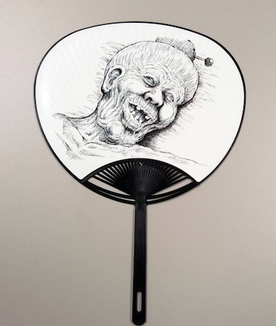 「特製ババアうちわ」。※開発段階のイメージ