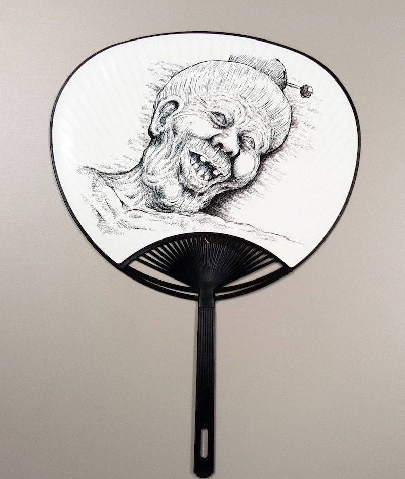 「特製ババアうちわ」。※開発段階のイメージ