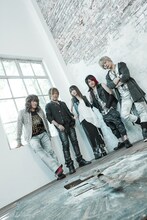 オープニングテーマを手がけるJAM Project。