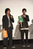 左から森久保祥太郎、小野賢章。