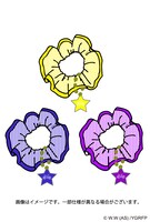 星型チャーム付きシュシュ。それぞれ総北、箱根学園、京都伏見をイメージ。各1500円。