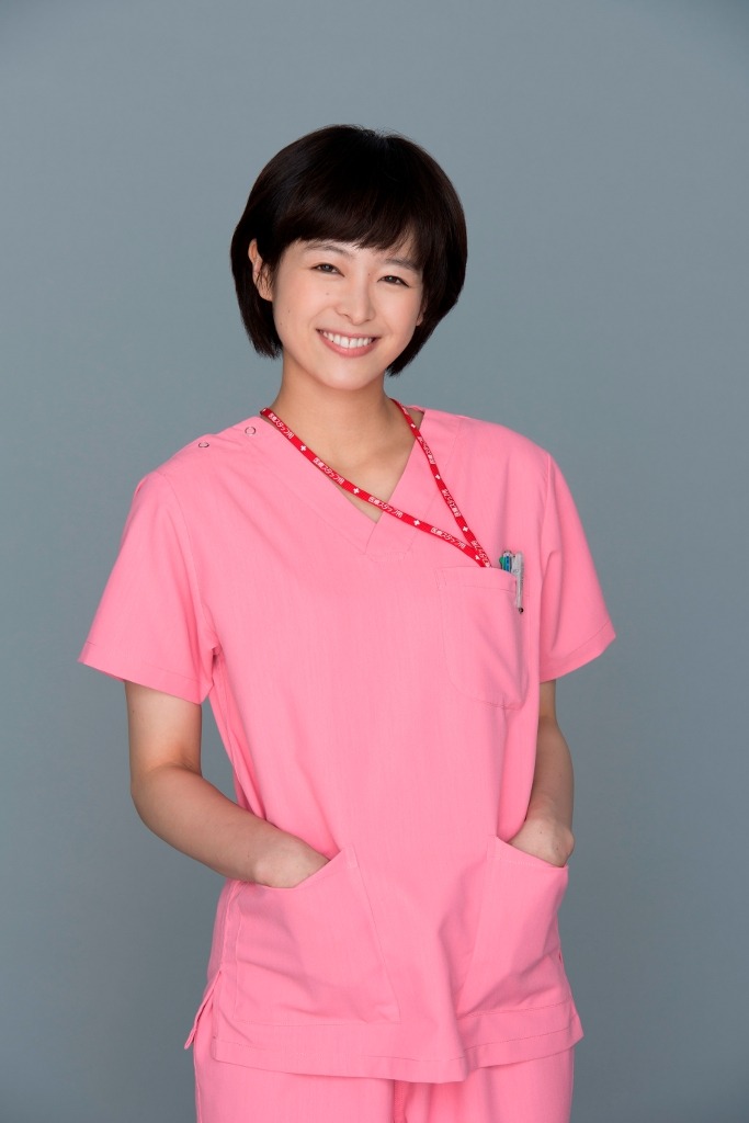 角田真弓役の清野菜名