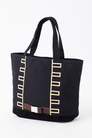 土方モデルのトートバッグ。