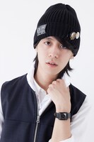 土方モデルのグッズ着用イメージ。