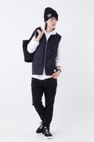 土方モデルのグッズ着用イメージ。