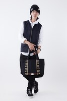 土方モデルのグッズ着用イメージ。