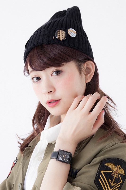 土方モデルのグッズ着用イメージ。