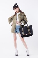 土方モデルのグッズ着用イメージ。