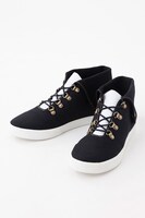 土方モデルのスニーカー。