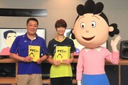 （左から）眞鍋政義監督、木村沙織選手、サザエさん。（c）長谷川町子美術館・フジテレビ