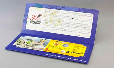 「シティーハンター」とコラボした限定チケットをケースに収めた様子。