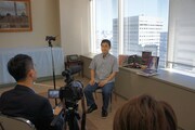 台湾のTV局に取材される伊藤潤二。