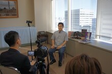 台湾のTV局に取材される伊藤潤二。