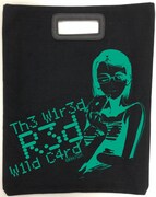 小学館のブースにて販売される「ブラック・ラグーン」の「フォン　クラッチバッグ（福袋）」。