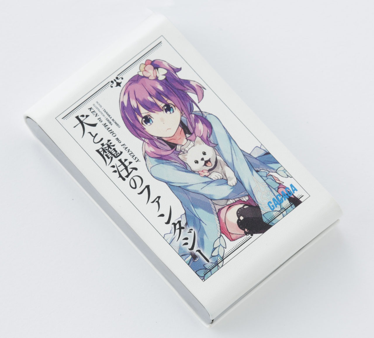 小学館のブースにて販売される「ガガガんばるセット」に同梱される「犬と魔法のファンタジー」のカードホルダー。