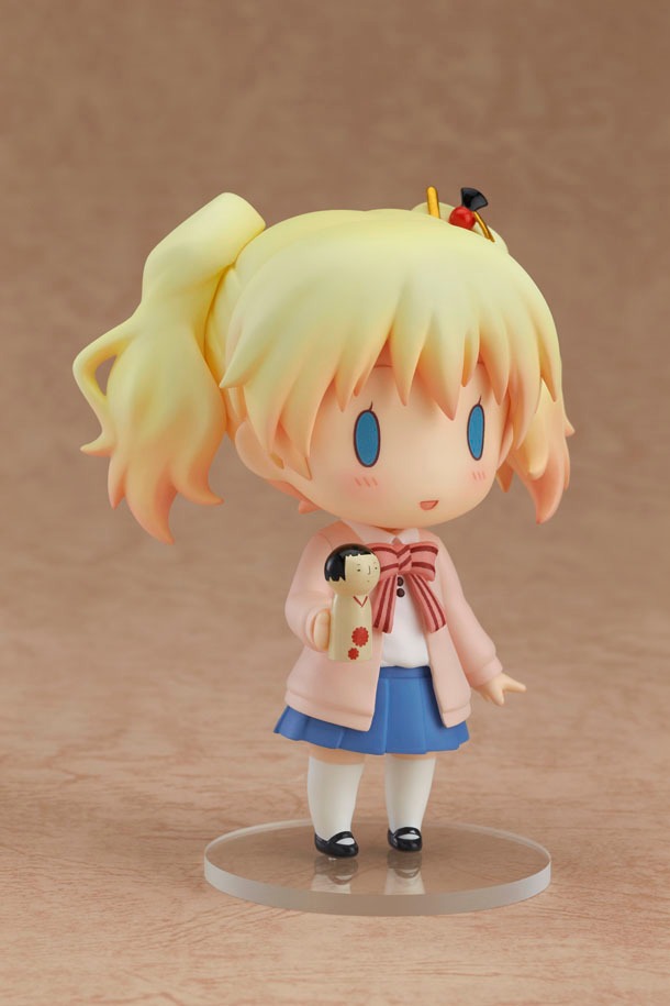 「ねんどろいど アリス・カータレット」。手に持っているのは、グッドスマイルオンラインショップ特典の「こけし」。(c)原悠衣・芳文社／ハロー！！きんいろモザイク製作委員会