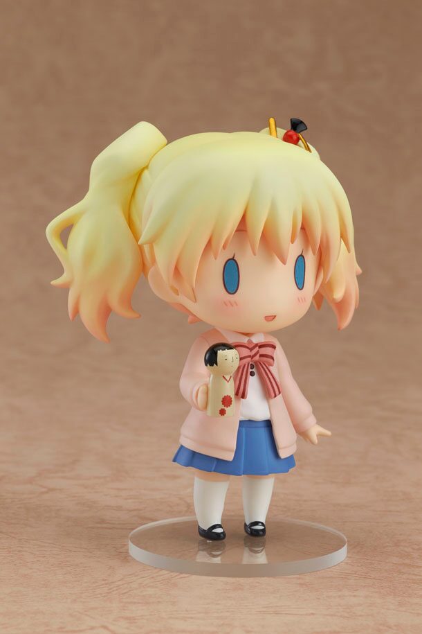 ねんどろいど アリス カータレット 手に持っているのは グッドスマイルオンラインショップ特典の こけし C 原悠衣 芳文社 ハロー きんいろモザイク製作委員会 画像ギャラリー 6 6 コミックナタリー