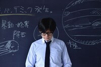 「世界の終わりのいずこねこ」より、西島大介が演じるミイケ先生の登場シーン。(c)2014「世界の終わりのいずこねこ」製作委員会