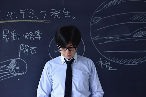 「世界の終わりのいずこねこ」より、西島大介が演じるミイケ先生の登場シーン。(c)2014「世界の終わりのいずこねこ」製作委員会