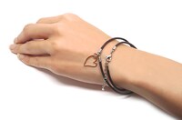 「クロエのブレスレット」を着用した様子。