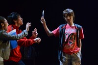 舞台「こどものおもちゃ」公開稽古より、教師を脅す羽山。