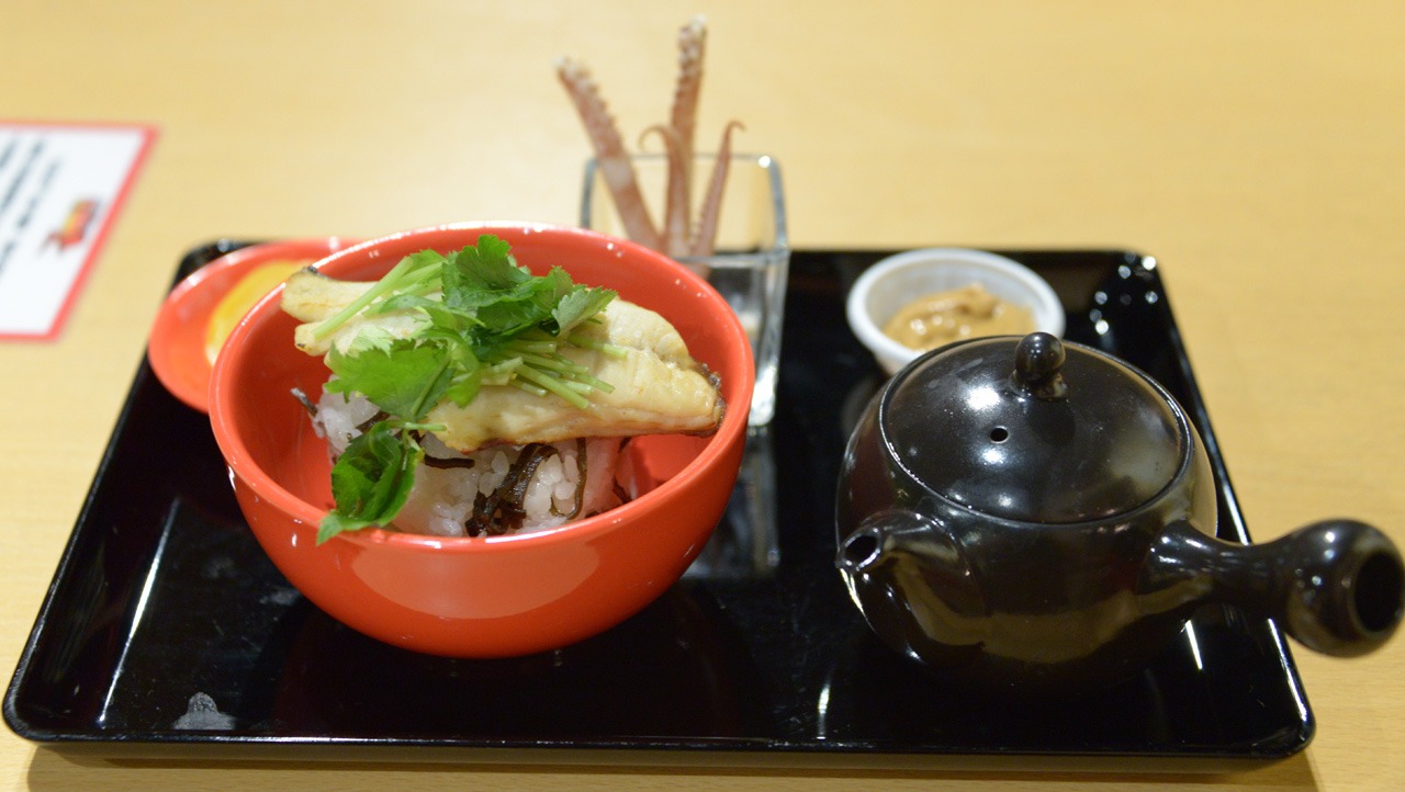 「『おあがりよ！』創真の鰆のおにぎり茶漬け（炙りゲソのピーナッツバター添え）」