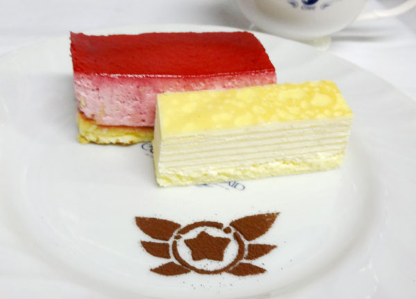 「作戦会議!!日替わりケーキ」は日替わりメニュー。モンブラン、ベリームース、ミルクレープから2種類のケーキを1プレートにして提供する。