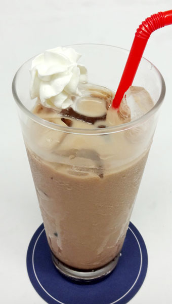 キャラクタードリンク「クロの魔力収集ドリンク 黒蜜ココア」。