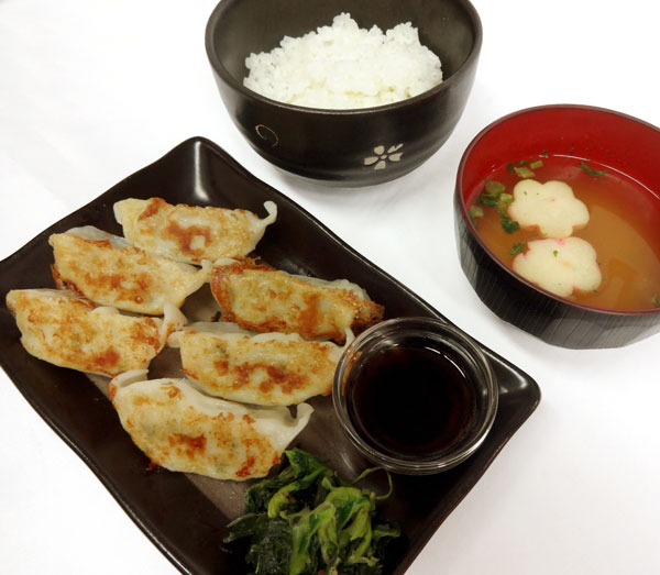 日替わりフード「衛宮家の食卓」から「A：士郎の手作り餃子セット」。