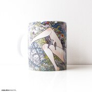 1巻カバーイラストを使用した「マグカップ（1巻表紙）」。持ち手を左にして見た様子。