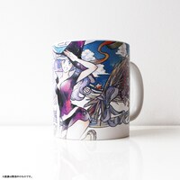 2巻カバーイラストを使用した「マグカップ（2巻表紙）」。持ち手を右にして見た様子。