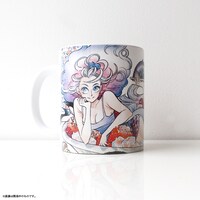 3巻カバーイラストを使用した「マグカップ（3巻表紙）」。持ち手を左にして見た様子。