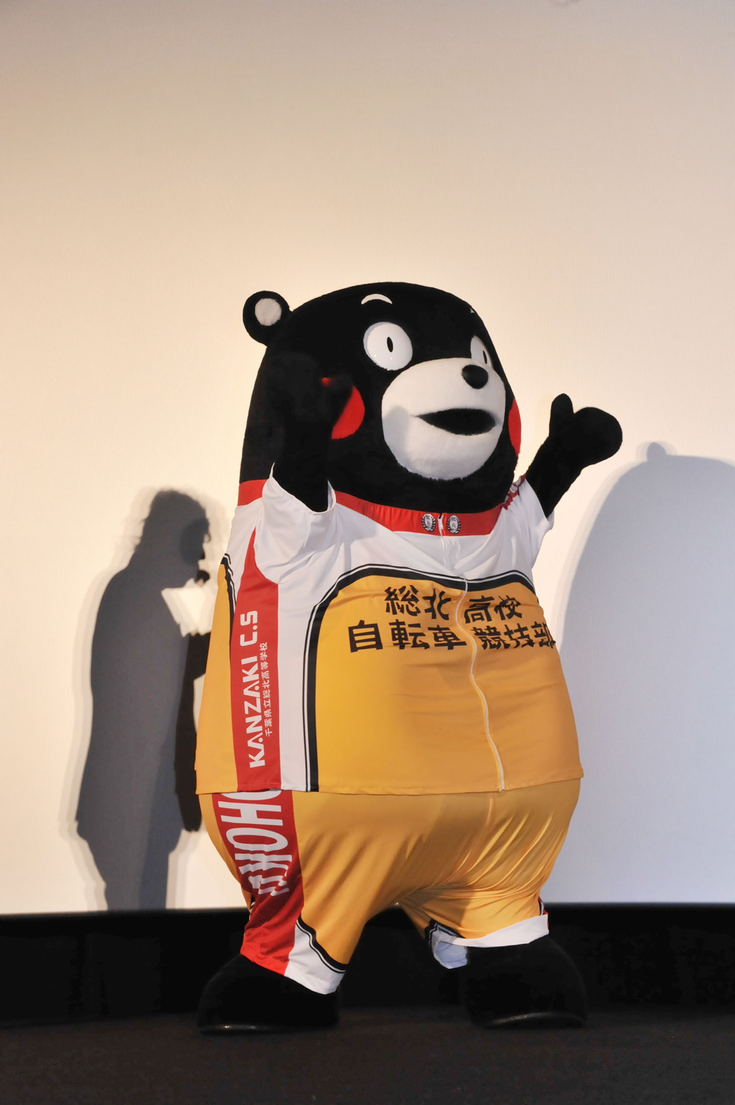 観客に手を振るくまモン。