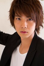 寒咲通司役の安里勇哉。