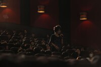 客席に質問を聞きにいく佐藤。