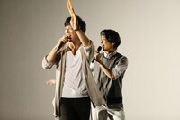 息の合った絡みを見せる君沢と松岡。