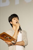 君沢が手にする紙は「イチャイチャパラダイス」仕様。