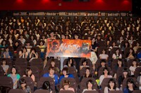 観客との記念撮影の様子。