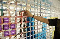 ポスターに貼り付けられた缶バッジは1人1袋のみ、自由に持ち帰ることができる。