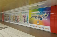 ポスターにはIDOLiSH7メンバーの限定缶バッジや、オリジナルグッズが当たるカード入りの袋が貼り付けられている。