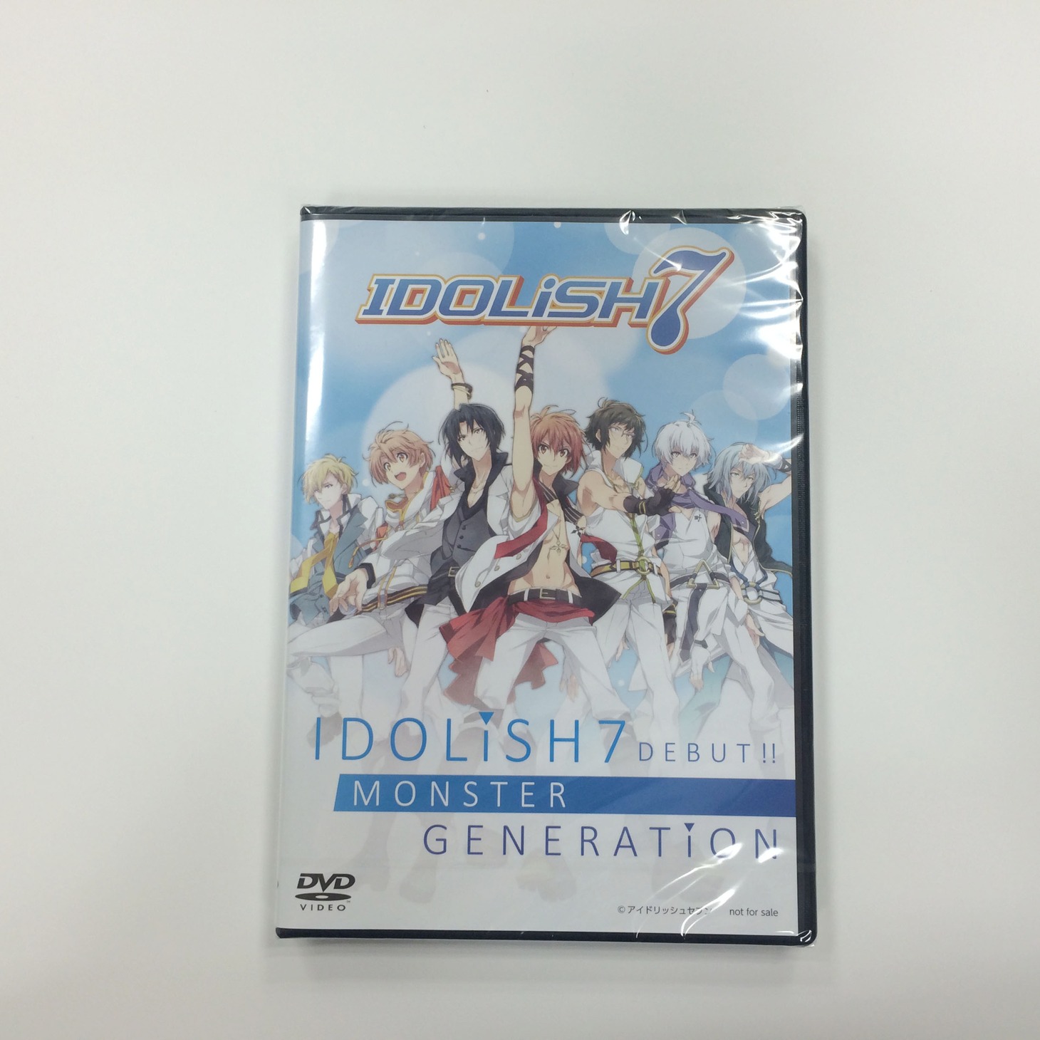 缶バッジが入った袋には、オリジナルDVDやグッズなどが当たるカードが封入されている。