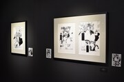 「曇天に笑う」原画展の様子。