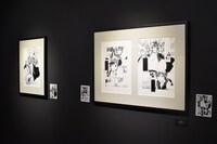 「曇天に笑う」原画展の様子。