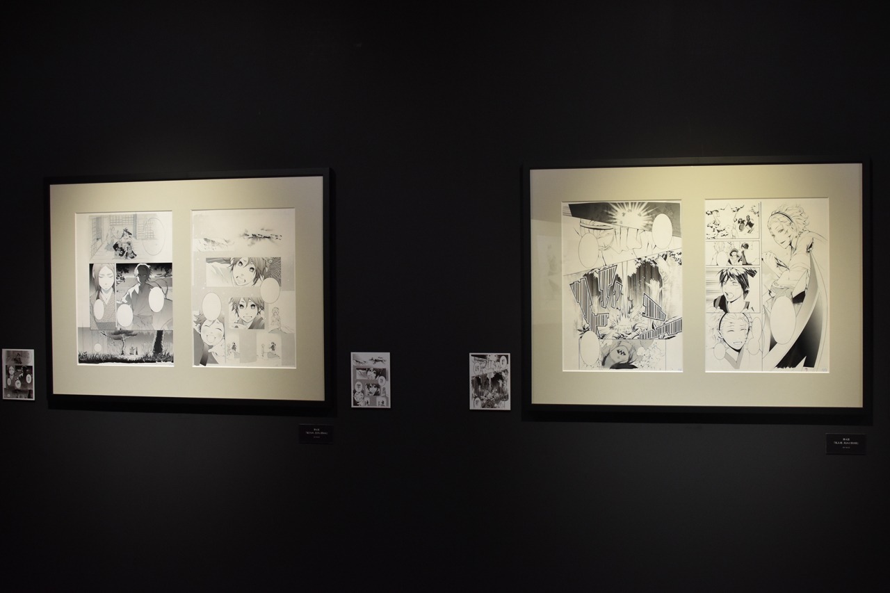 「曇天に笑う」原画展の様子。
