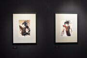 「曇天に笑う」原画展の様子。
