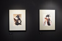 「曇天に笑う」原画展の様子。
