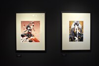 「曇天に笑う」原画展の様子。