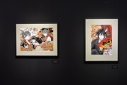 「曇天に笑う」原画展の様子。