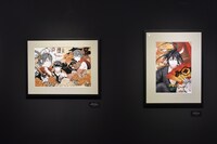 「曇天に笑う」原画展の様子。
