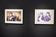 「曇天に笑う」原画展の様子。